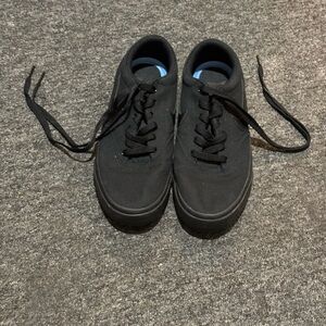 🚨 GIFT w/ANY PURCHASE🚨  Nike Black Low-Top Athletic Shoes